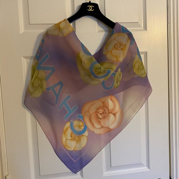 Immaculate CHANEL Silk Scarf - Picture 7 of 9